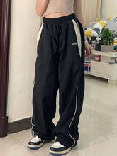 Pantalones deportivos holgados negros con ribete en contraste